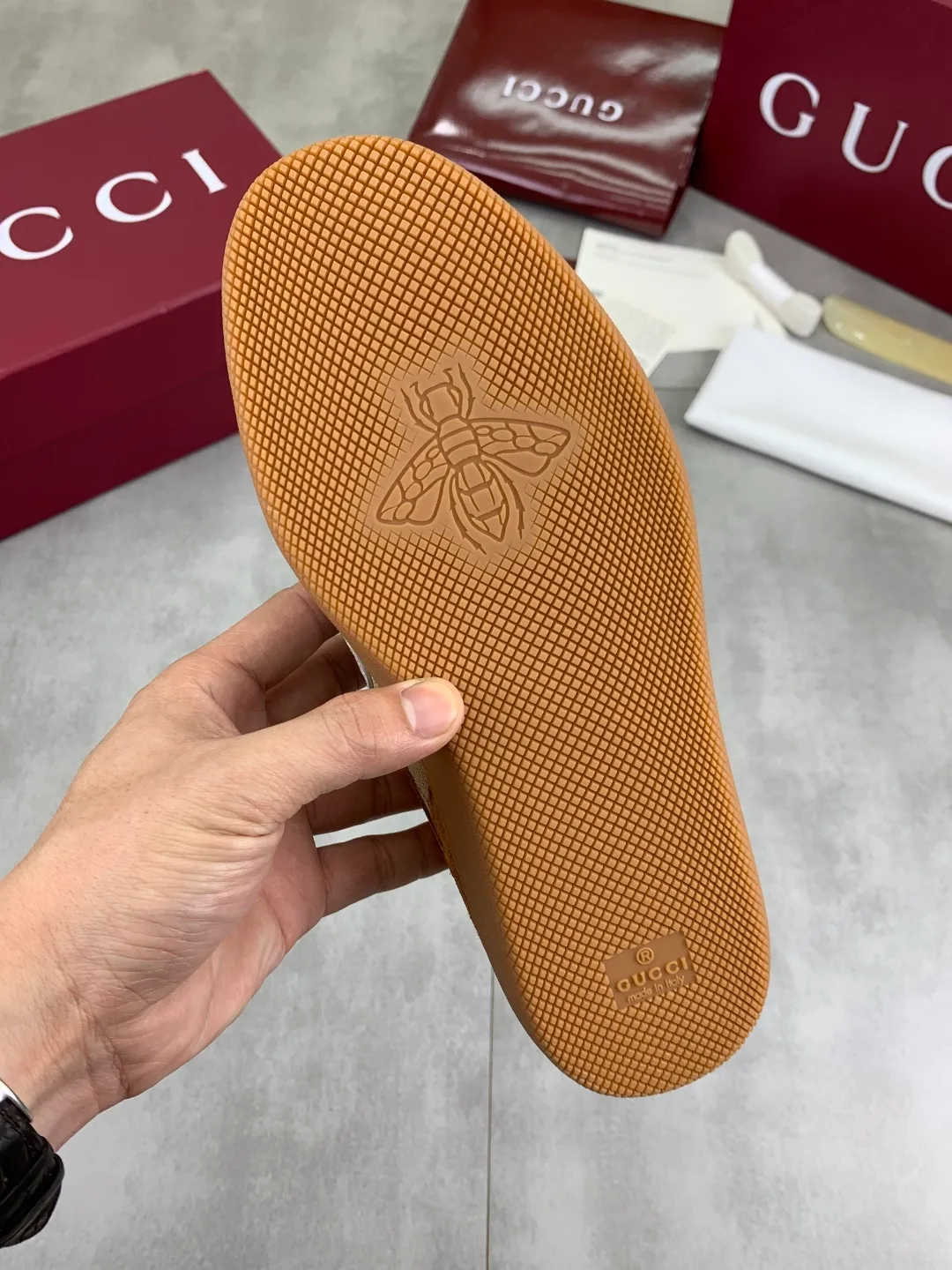 Men's shoes 💰P562 New GUCCI classic design moral training element catwalk model, matching version of top quality moral training shoes for men and women. Epoxy logo process is concave and convex, matching oil edge technology, punched cowhide cloth surface, suede cowhide surface splicing, breathable and not stuffy, the original overlasted shoe model is comfortable on the feet.  Fabric: Matched leather + cloth + mesh Lining: Water-dyed sheepskin Foot: Water-dyed sheepskin Outsole: Original molded TP matching environmentally friendly material Packaging: Top counter full set of packaging Female 35-42 (Female 41.42. Customized) Male 39-46 (46 customized)